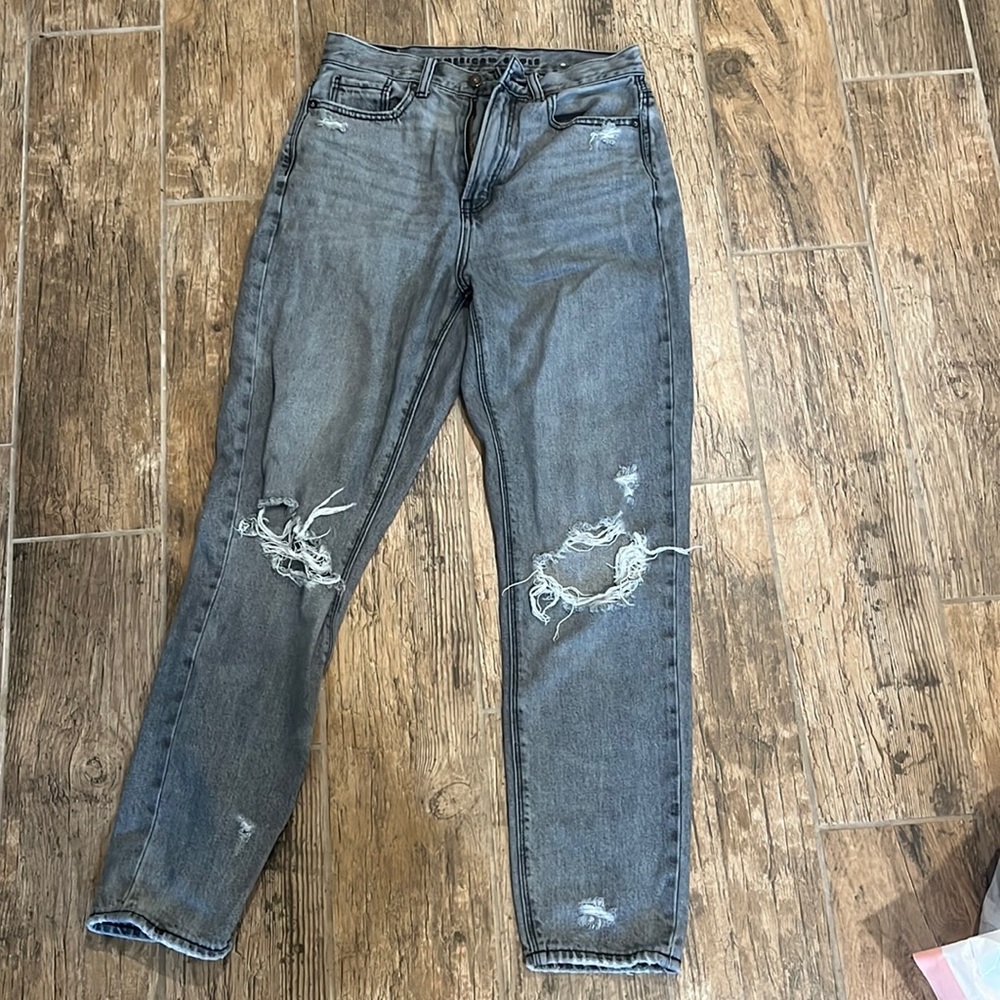 Black/gray American Eagle Highest Rise Mom Jean. U. S. women’s 2 regular